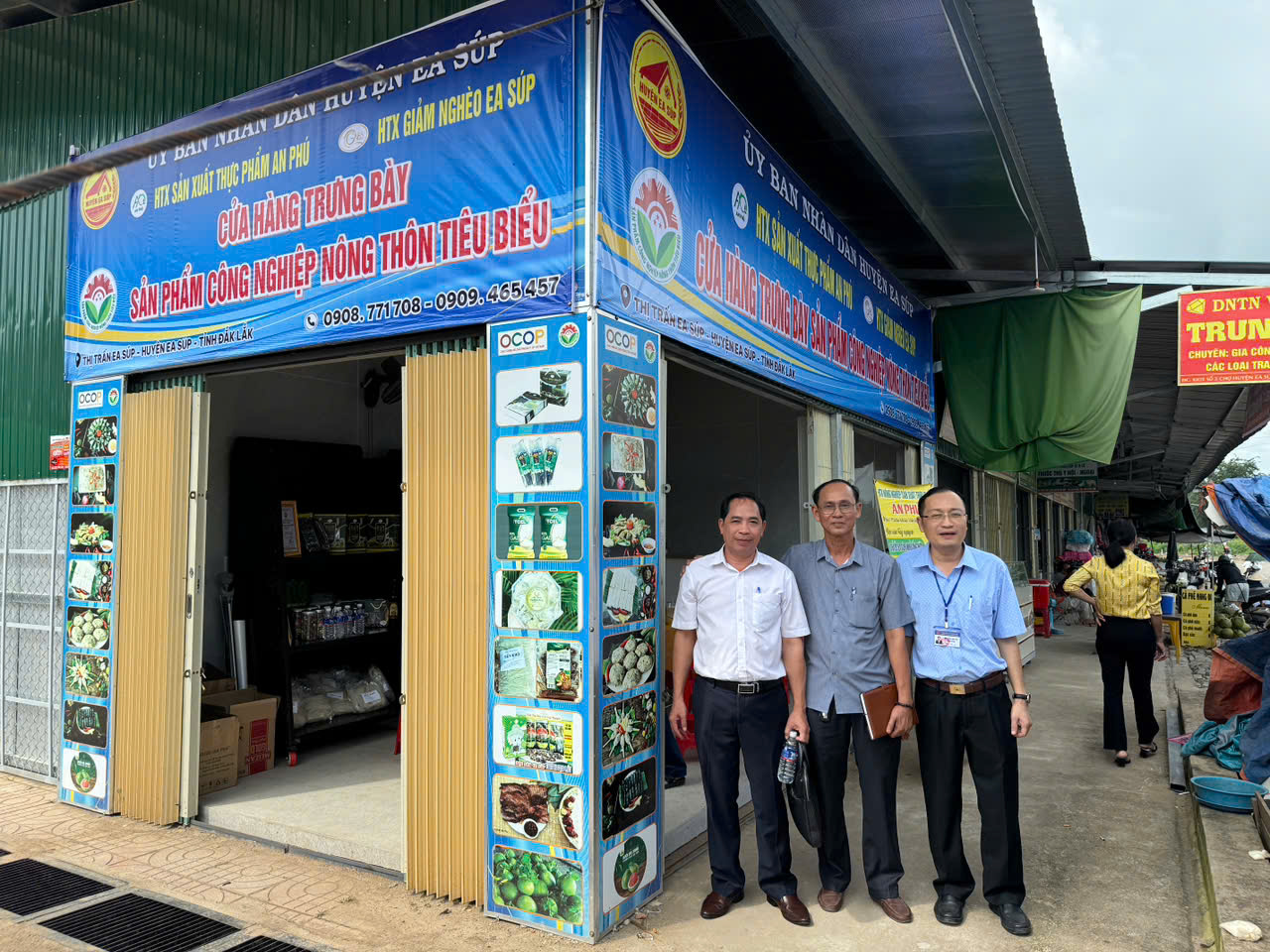 Điểm trưng bày sản phẩm của các Hợp tác xã trên địa bàn huyện Ea Súp